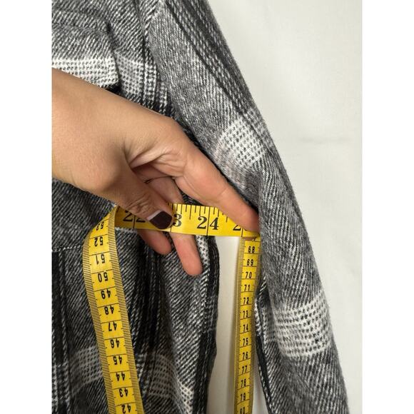Butter Melon Womens Plaid High-Low Button Down Top Sm Gray Black Flannel Shacket - Picture 7 of 8